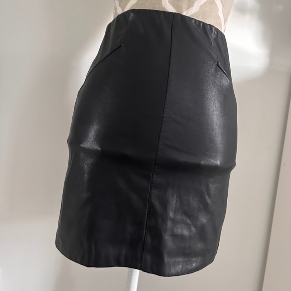 Leather mini skirt in perfect condition - Picture 1 of 2